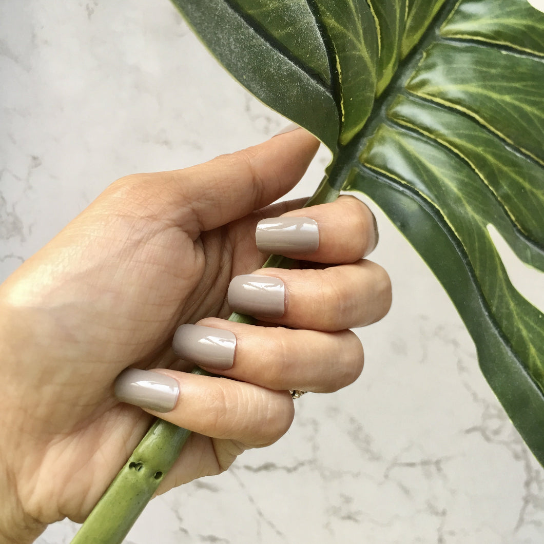 Gray solid color gel nail wrap that's easy to apply in 20 pieces