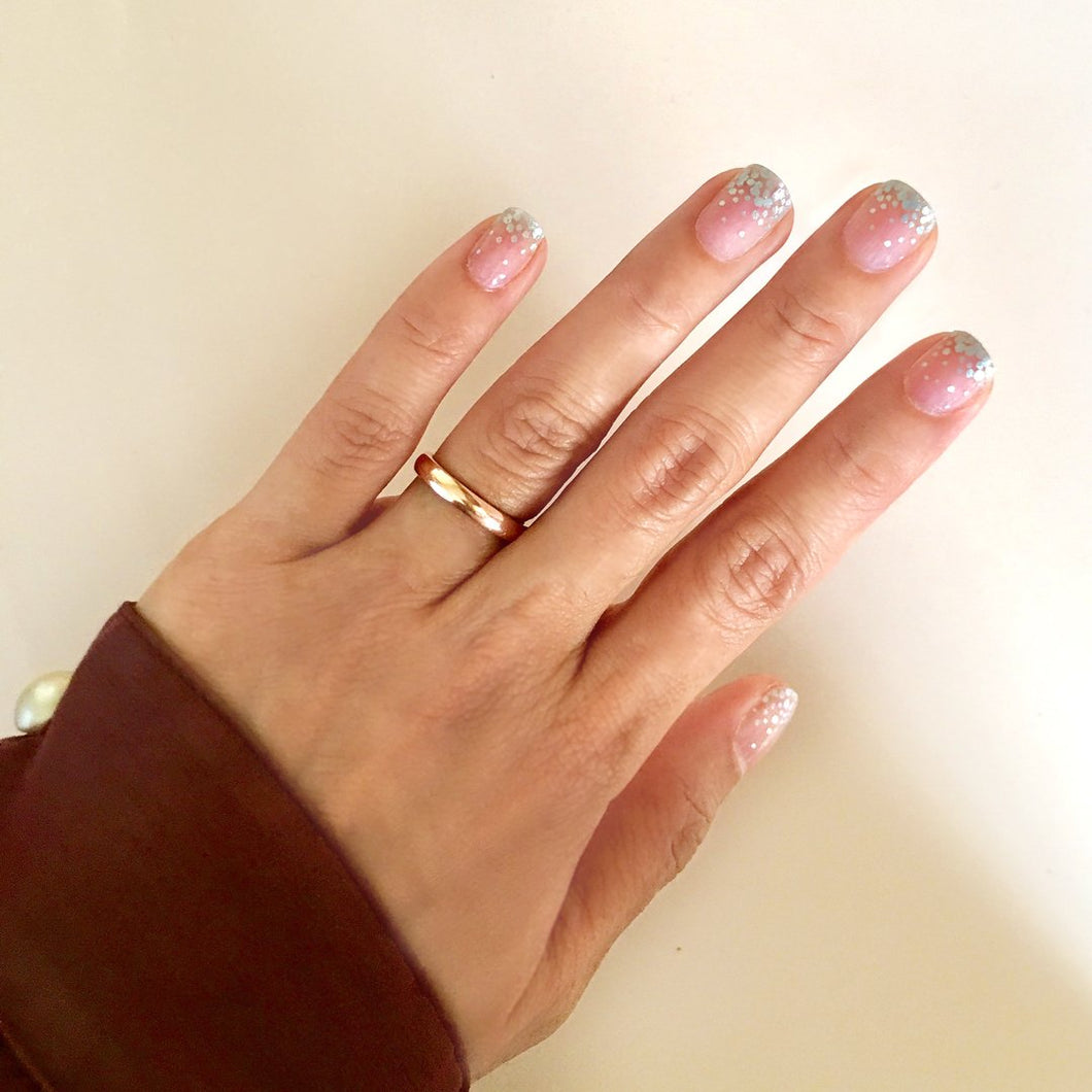 Smooth silver glittery transparent nail wrap